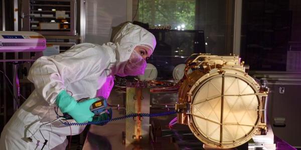 一名工程师在地面测试木卫二快船的尘埃分析仪.