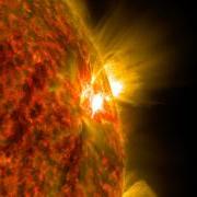 太阳的活跃区域会发出太阳耀斑