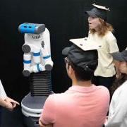 学生们帮助机器人化学助理学习与人类合作.